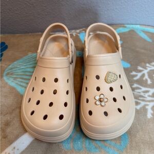 Khaki Casual Clogs with Decorative Charms/Jibbitz~Size 8-8.5 or 40-41~NEW🌺💗